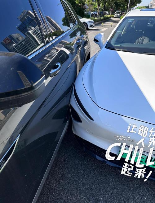小伙被剐蹭后持续冷静回答