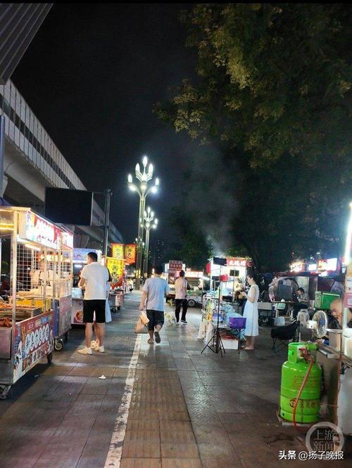 双腿截肢女子夜市摆摊成“团宠”