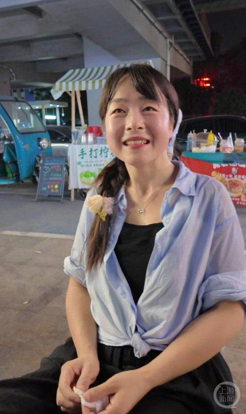 双腿截肢女子夜市摆摊成“团宠”