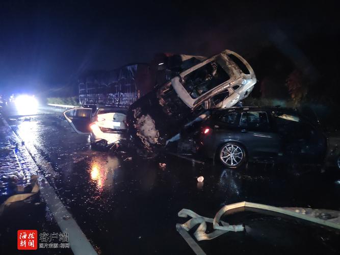 高速堵车司机下车查看被大货车追尾