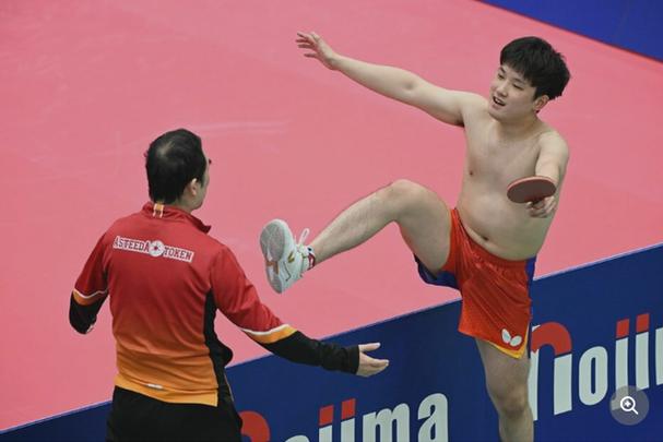 张本智和脱衣庆祝