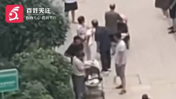 小区落水管高空脱落砸中婴儿车
