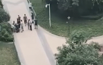 小区落水管高空脱落砸中婴儿车
