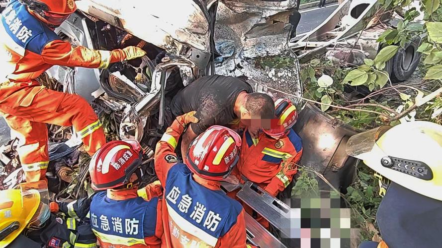 罐车撞断高架桥护栏坠落 现场曝光