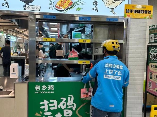 外卖骑手在商场二楼骑车取餐
