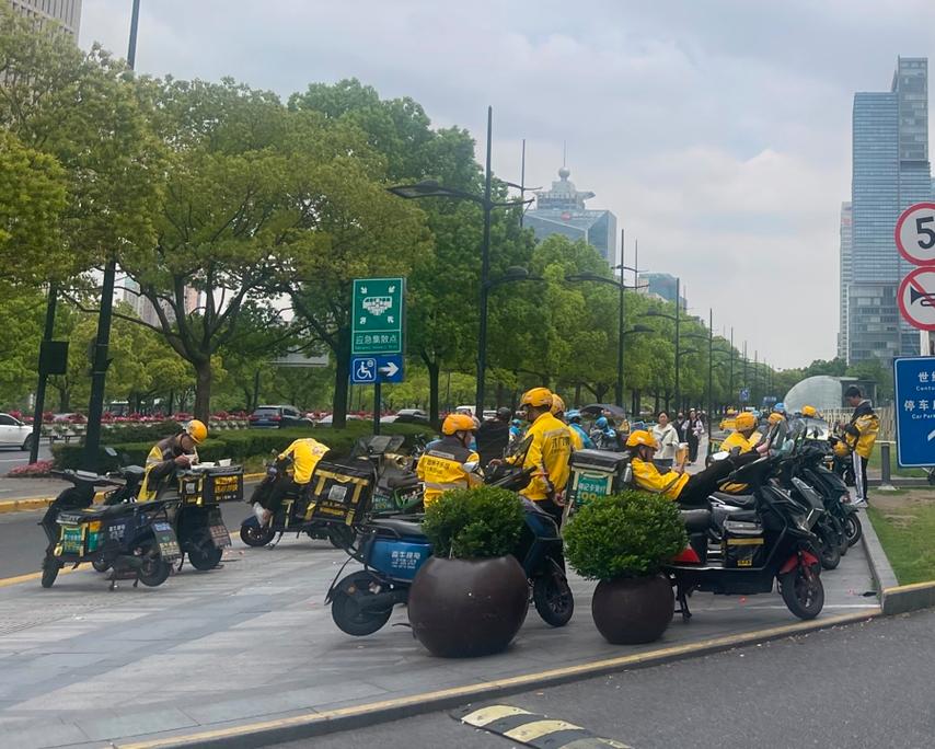外卖骑手在商场二楼骑车取餐