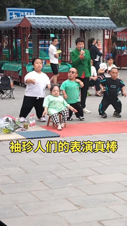 百名袖珍人在“小人国”表演谋生