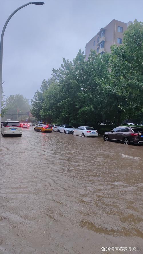 #北京下成了暴雨痛城#