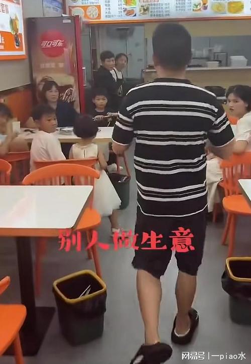 3女子带4个孩子点一碗面多次续面