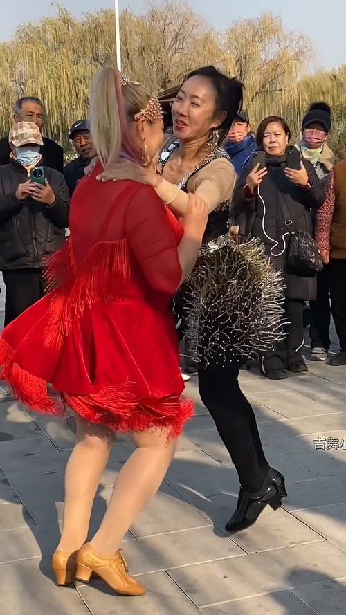 广州阿姨跟机器人学跳广场舞
