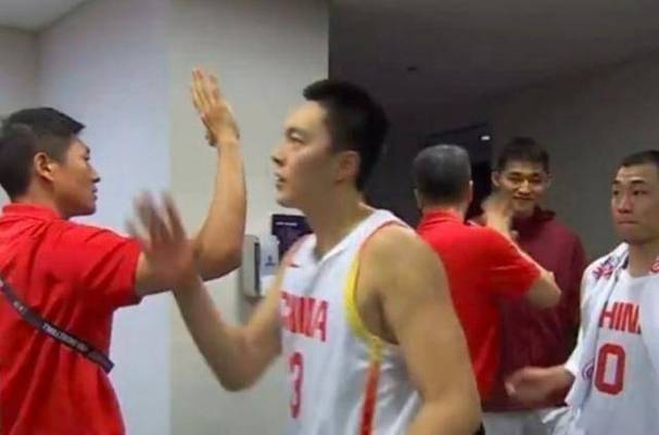 韩国球员小动作太多 胡明轩被推搡