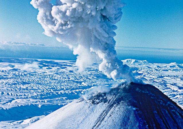 俄堪察加火山喷发9000米高灰柱