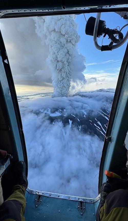 俄堪察加火山喷发9000米高灰柱