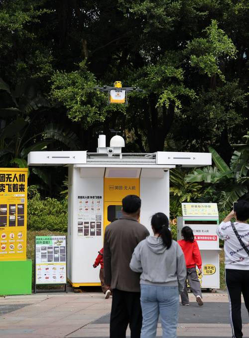 市民称无人机逐层偷拍居民楼