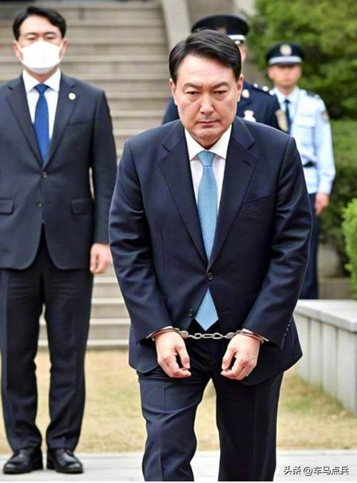 尹锡悦穿囚服戴镣铐狱外就医
