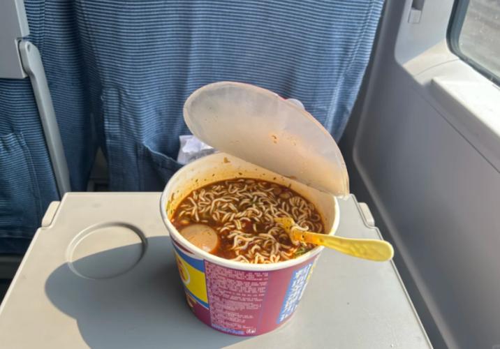 多地高铁站称仍卖泡面但车上不能吃