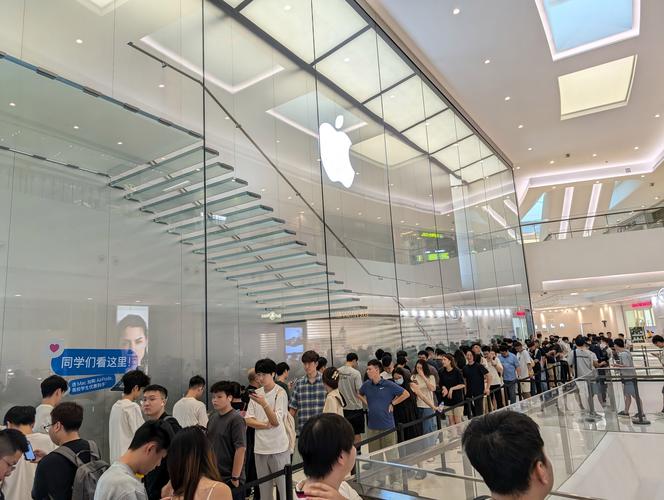 苹果又开一店 有“果粉”通宵排队