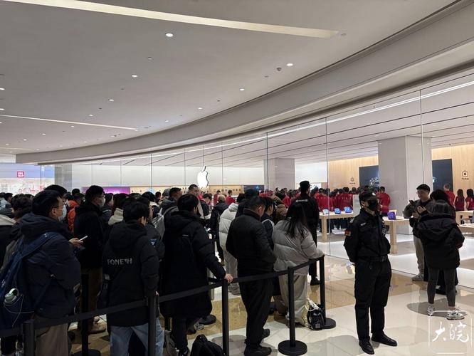 苹果又开一店 有“果粉”通宵排队