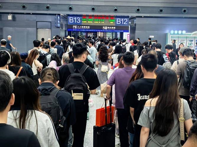 乘客吐槽高铁邻座400斤男子致拥挤