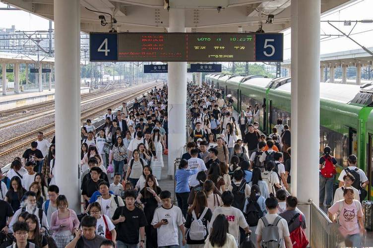 乘客吐槽高铁邻座400斤男子致拥挤