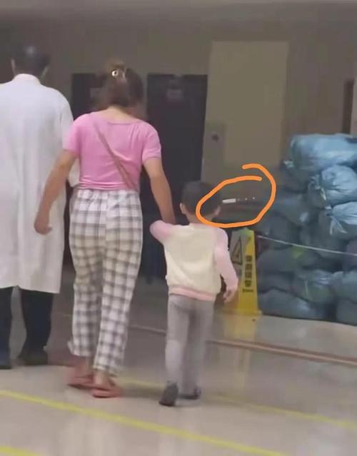 3岁女童头上插刀 系妈妈不慎刺入