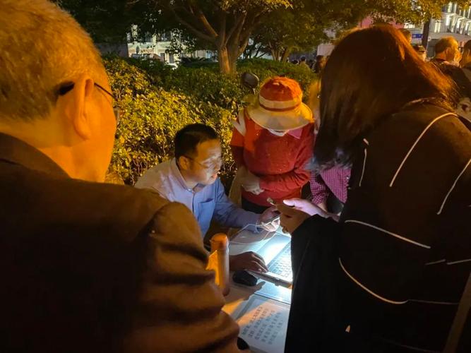 上海“马路股市沙龙”又火了