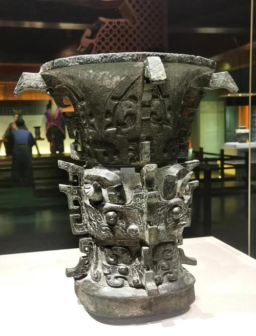 青铜器展柜内有一部手机 博物院回应