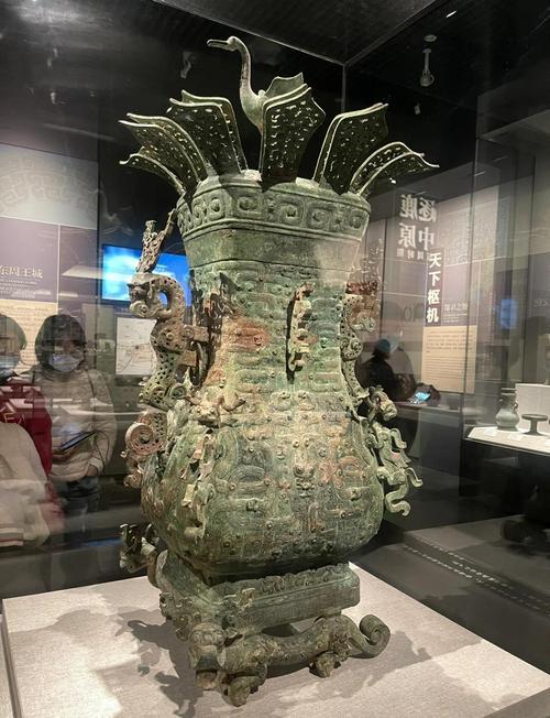 青铜器展柜内有一部手机 博物院回应