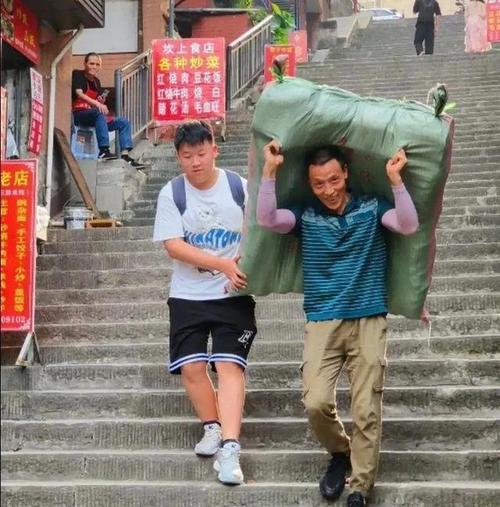 “重庆棒棒父子”儿子考上专科
