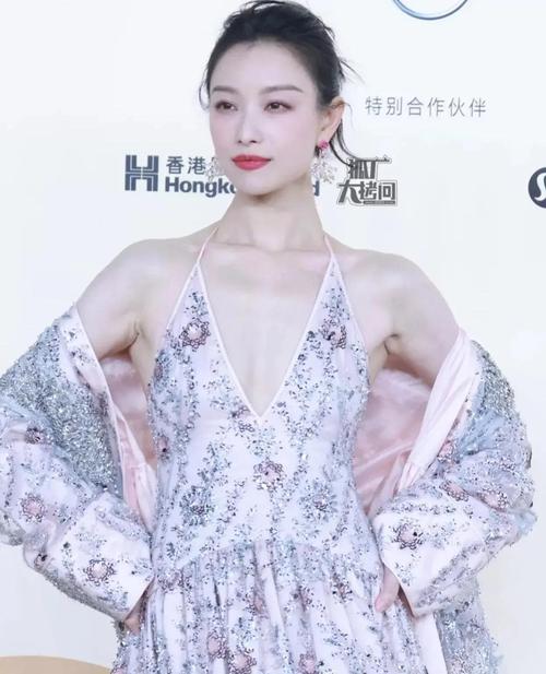 倪妮背了个“人”走红毯