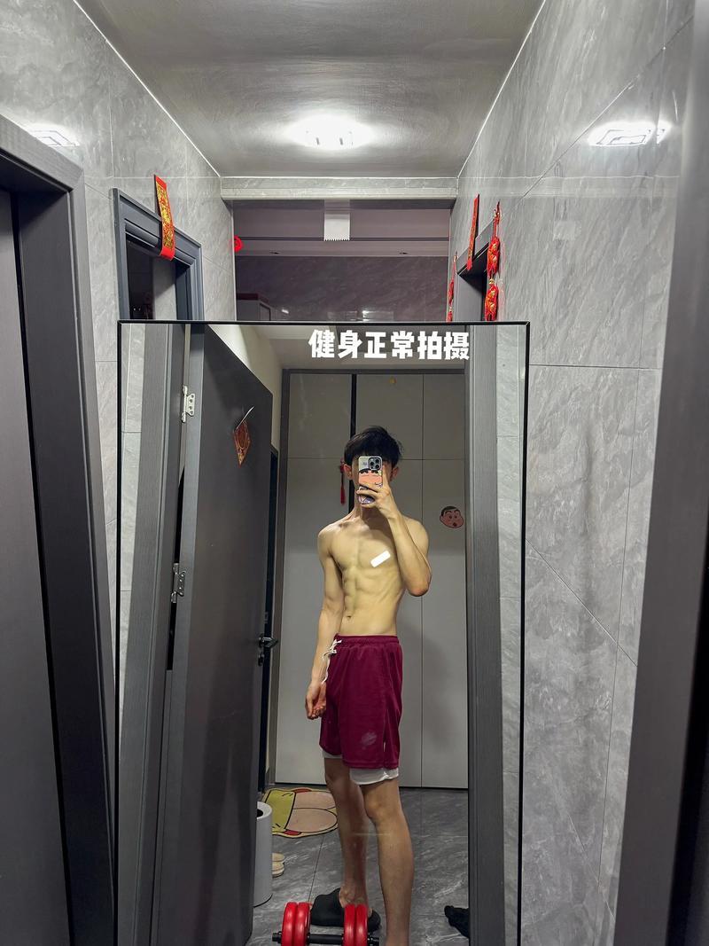 35岁仓库工自制器械练就超强腹肌