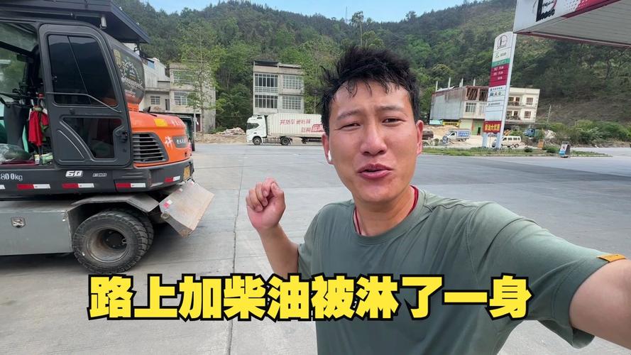27岁河南小伙开挖机游中国成网红