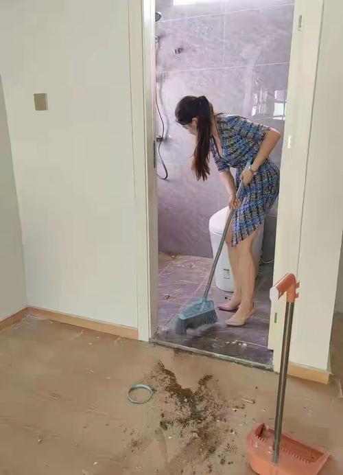 女子没拉窗帘裸睡被擦玻璃工人看到