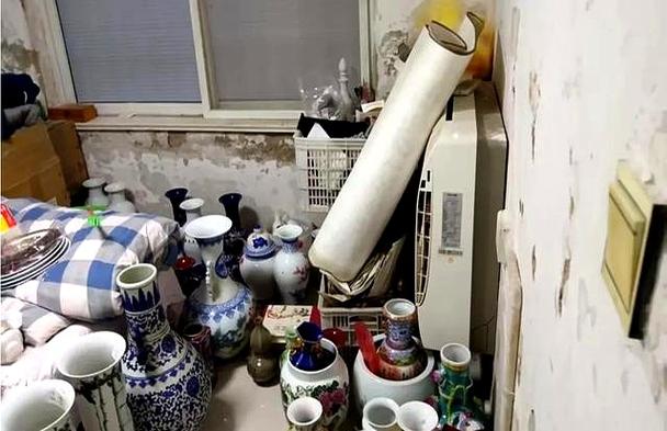 男子去世存款剩7块5:留满屋赝品古董