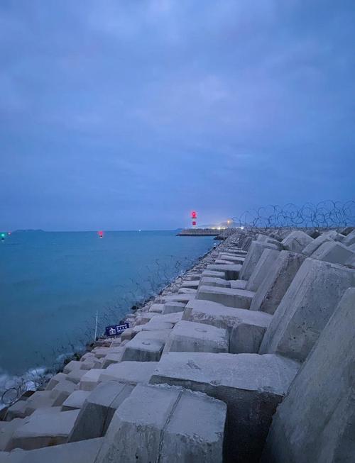 三亚海边巨浪直逼灯塔塔顶