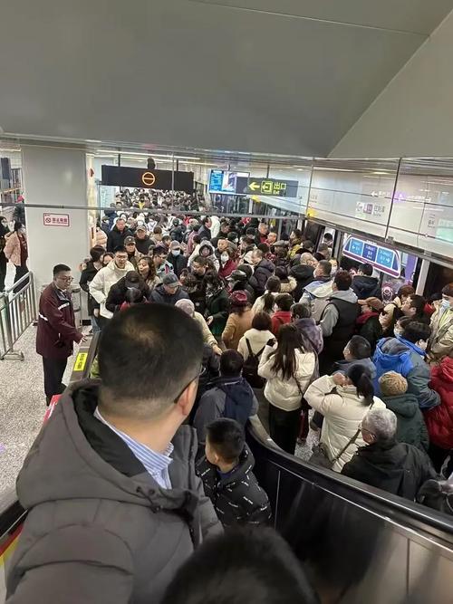 无锡地铁回应宣传图“不雅画面”