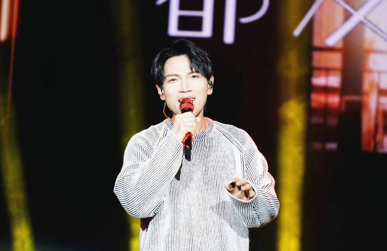 杨宗纬摔下舞台最新画面:头先着地