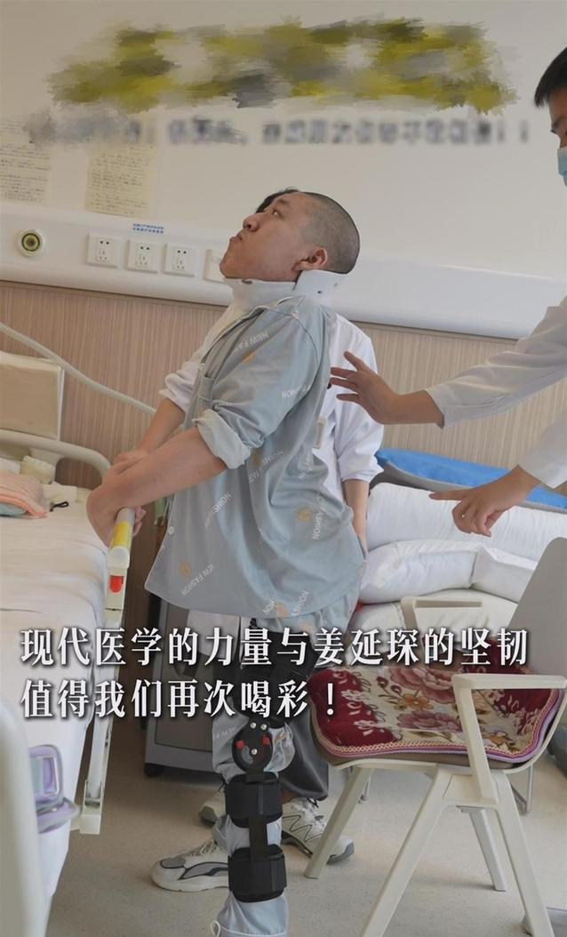 4次断骨打开折叠男孩迈出新生第一步