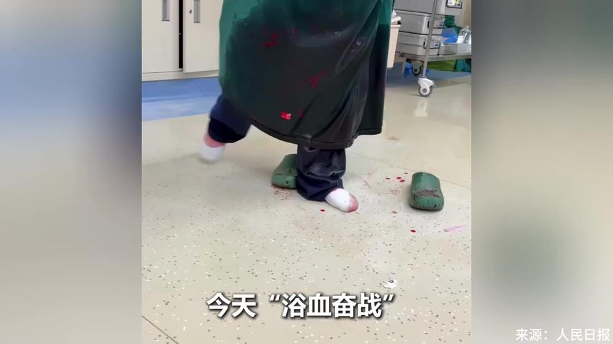 4次断骨打开折叠男孩迈出新生第一步