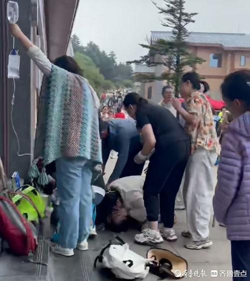女子海边心脏骤停 女医生跪地救回