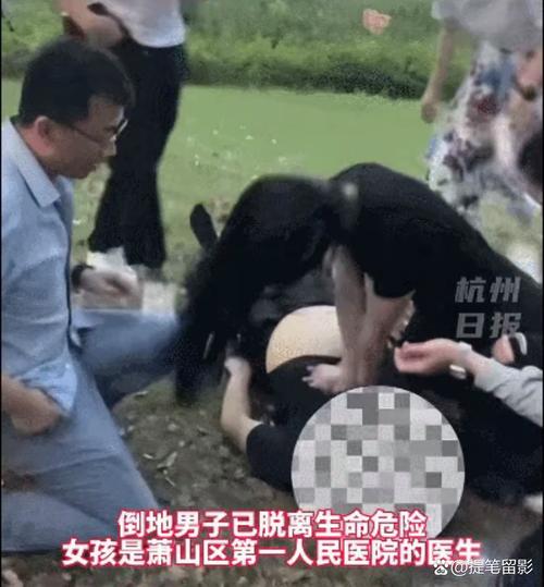 女子海边心脏骤停 女医生跪地救回