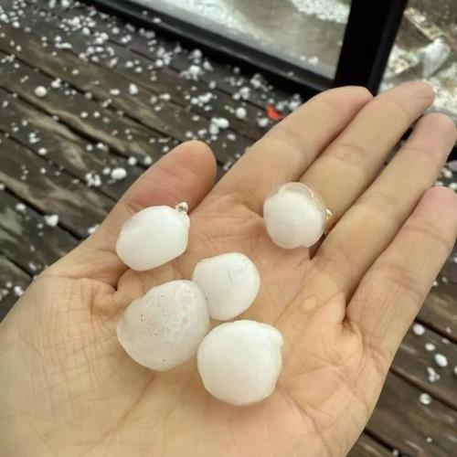 近40℃高温的杭州突降冰雹