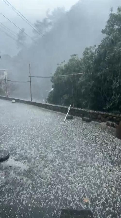 近40℃高温的杭州突降冰雹