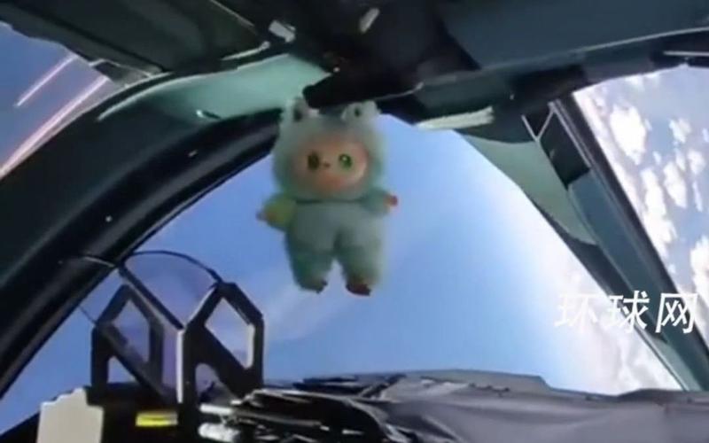 俄军飞行员在座舱挂了LABUBU