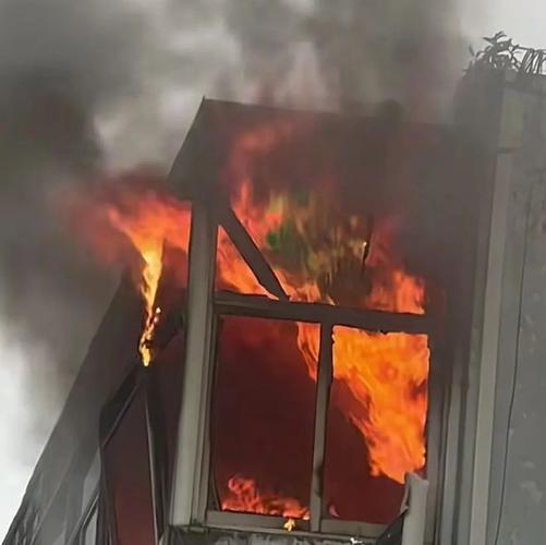 江西上饶一医院住院楼起火
