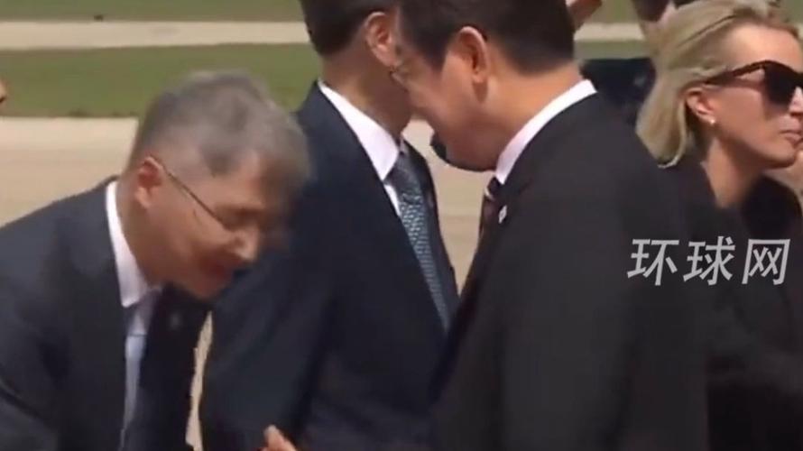 接机美国官员戴墨镜与李在明握手