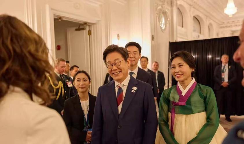 接机美国官员戴墨镜与李在明握手