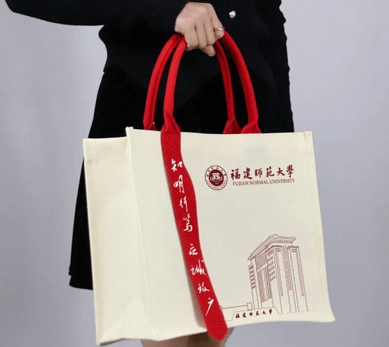 人大开学典礼帆布袋拼错校名