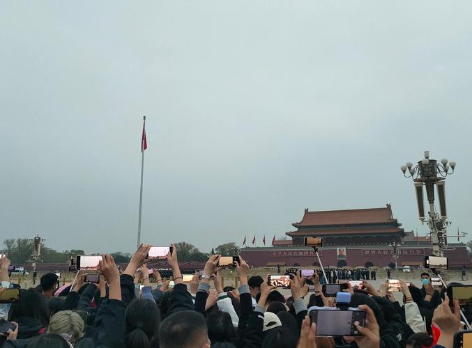 北京将升挂23万面国旗红旗