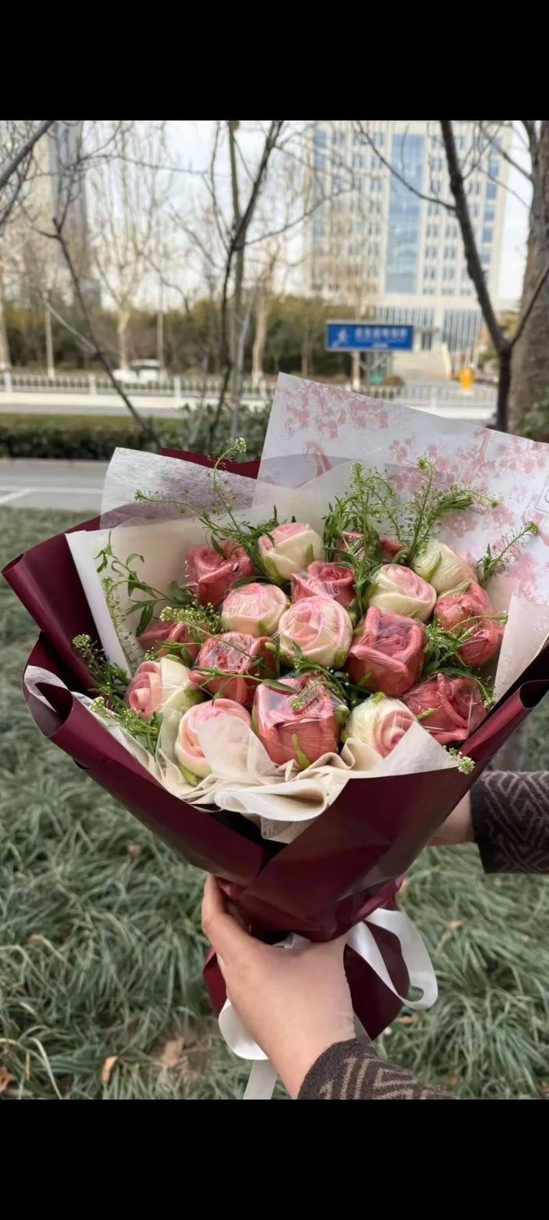 男子用面粉给妻子做了一束鲜花